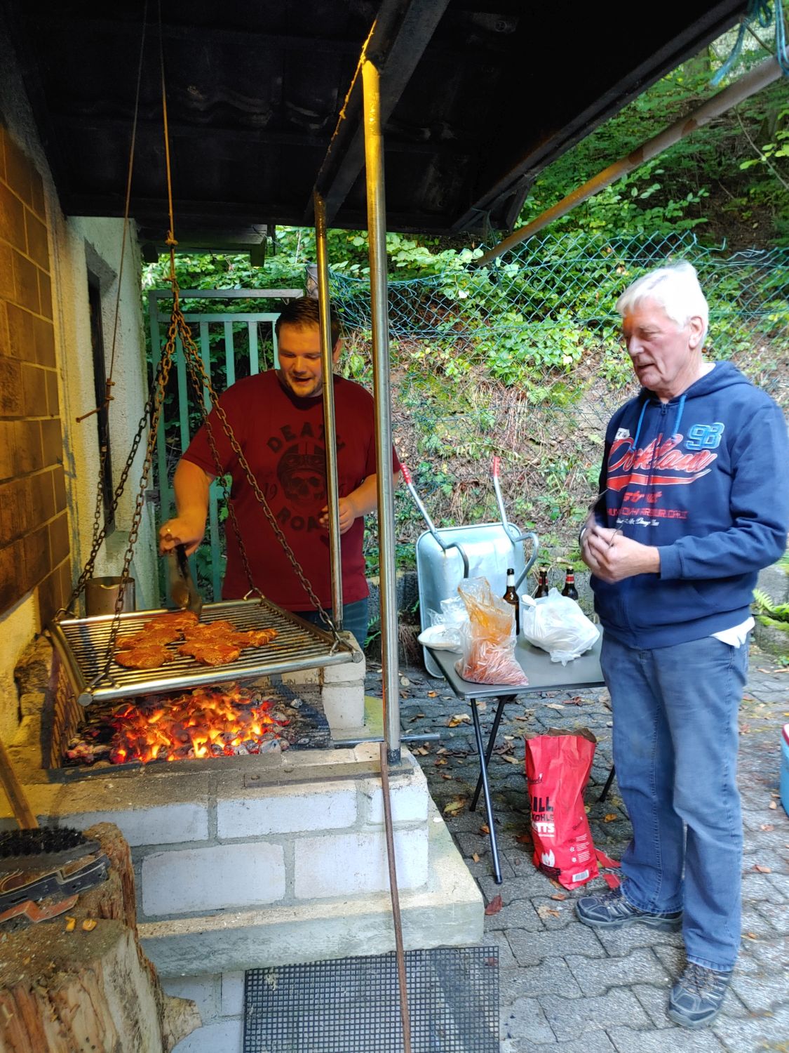 Außenansicht des Backes mit gemauertem Grill